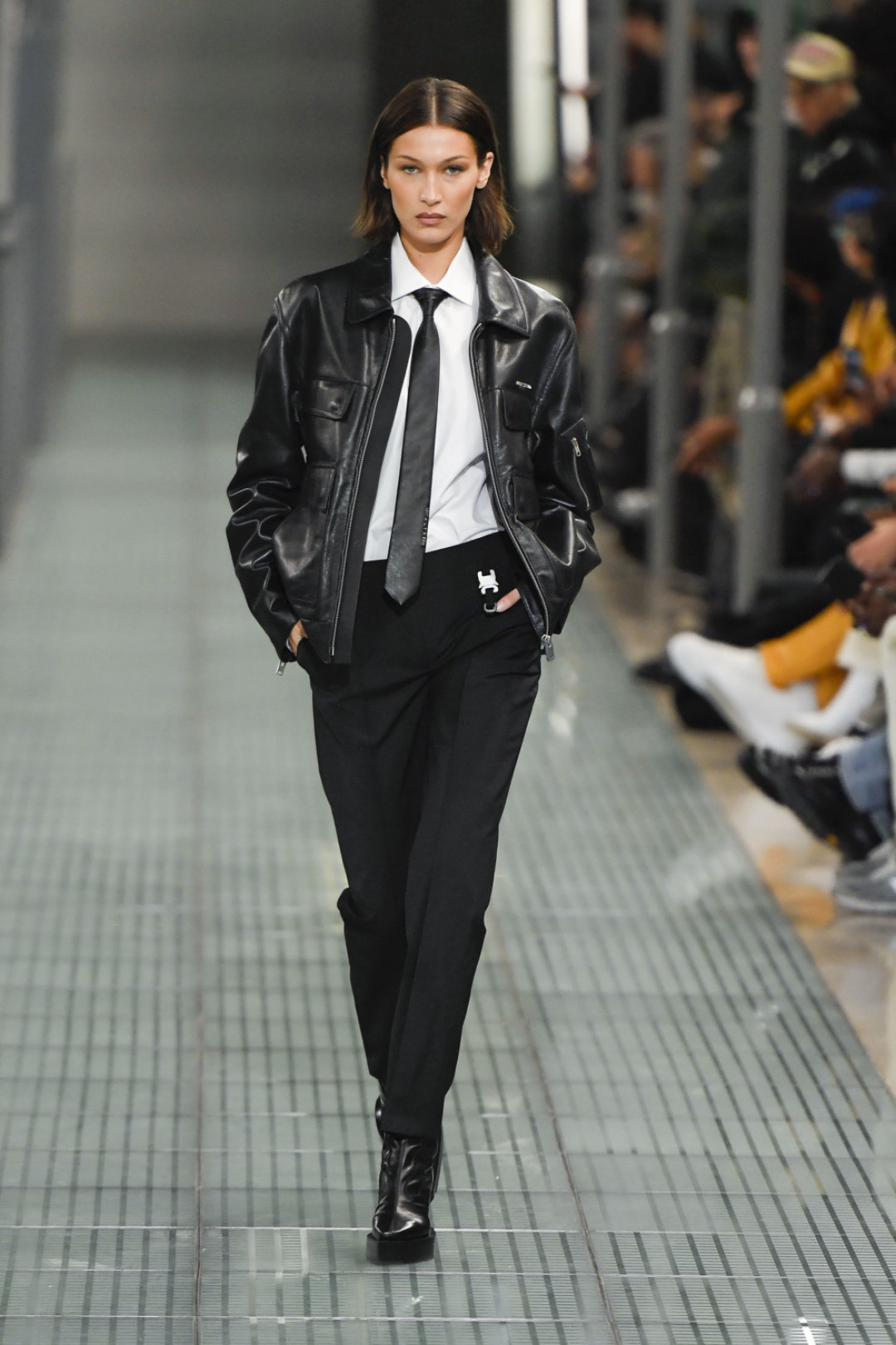 Белла Хадид во время шоу 1017 Alyx 9SM осень-зима 2020/2021