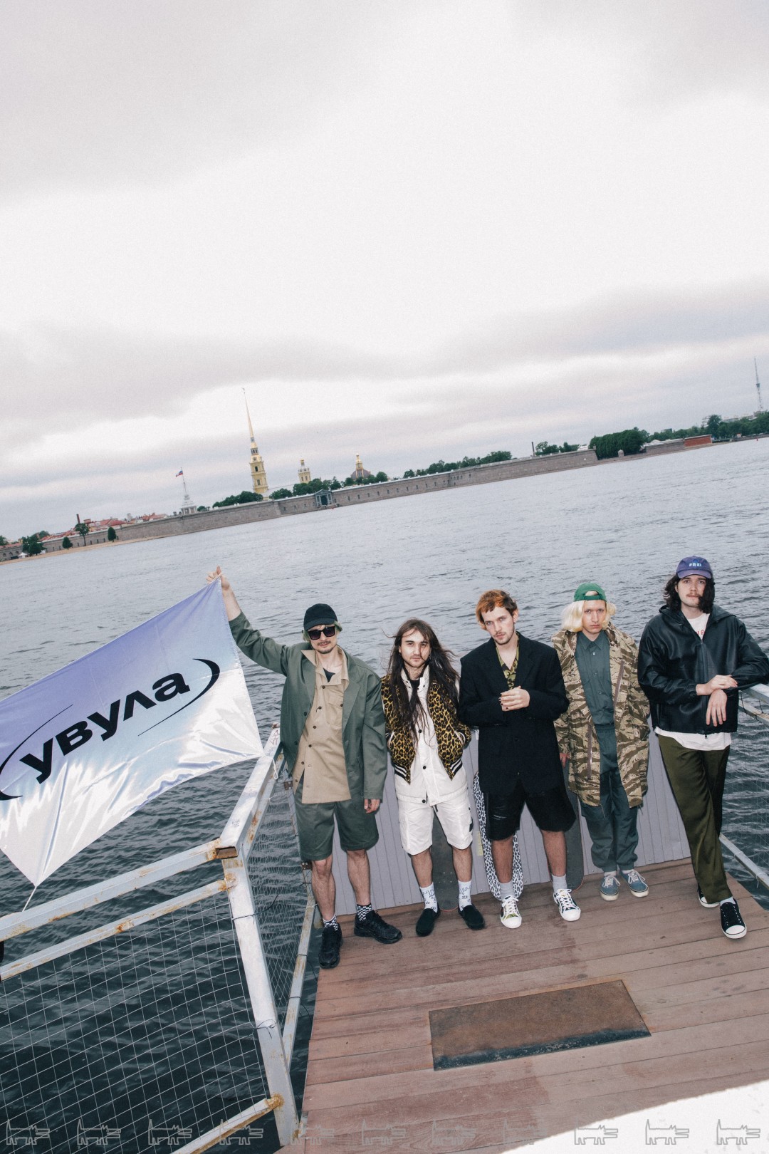 На Денисе: пиджак и шорты Jacquemus, рубашка Dolce & Gabbana; на Роме: бомбер Celine, ветровка и шорты Stone Island; на Леше: пиджак Jacquemus