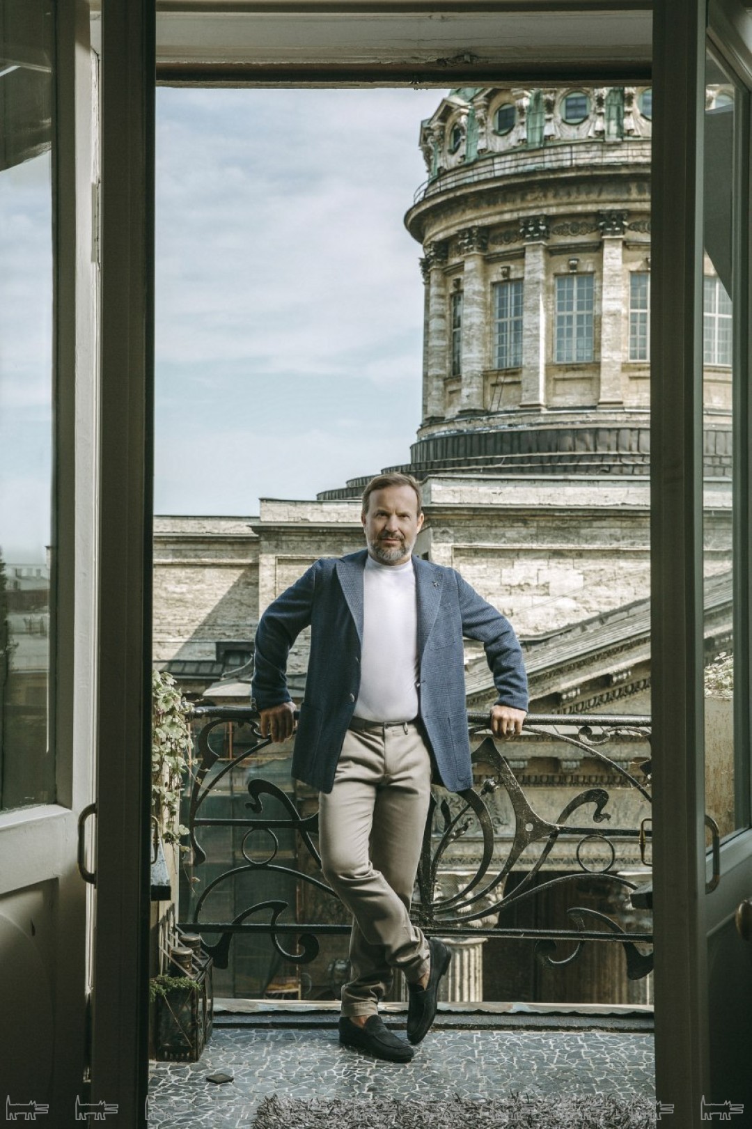 На Андрее: пиджак и брюки Hugo Boss, футболка Tom Ford, мокасины Tod’s (все — ДЛТ)