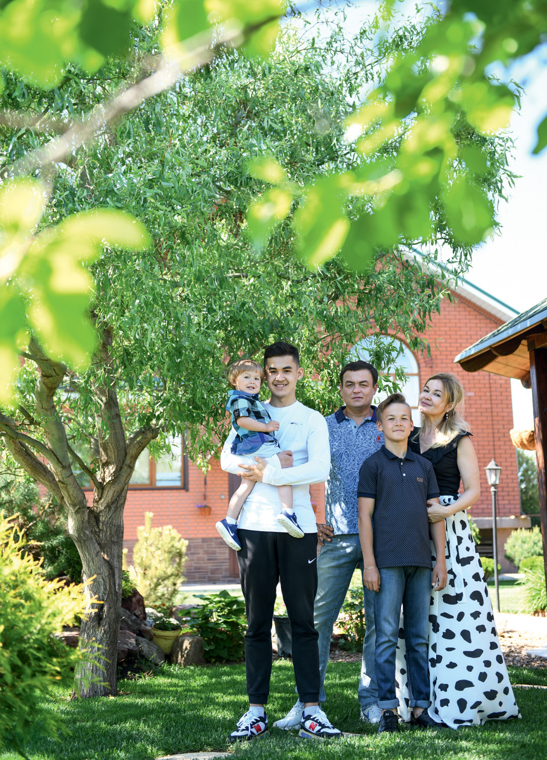 Рустем и Эльза с сыновьями Аскаром, Арсеном, Эдгаром