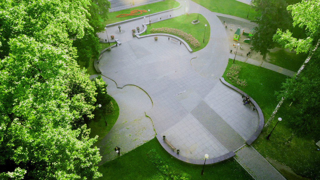 Проект скульптурно-декоративного оформления сквера Александр Трумм разрабатывал в творческом содружестве со «Студией креативной вещи». Основу