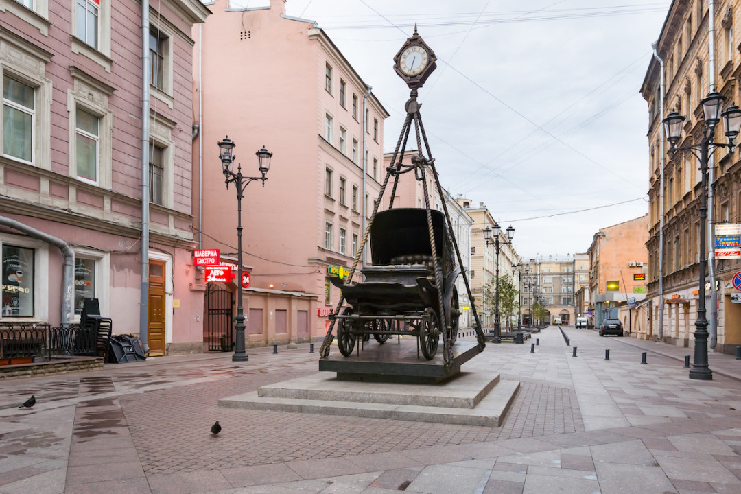 Карета с часами на 1-й Советской улице (некогда улица называлась Каретной)