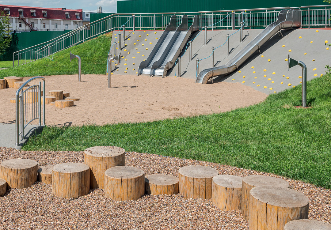 Во внутреннем дворе, свободном от машин, несколько спортивных площадок и игровых зон