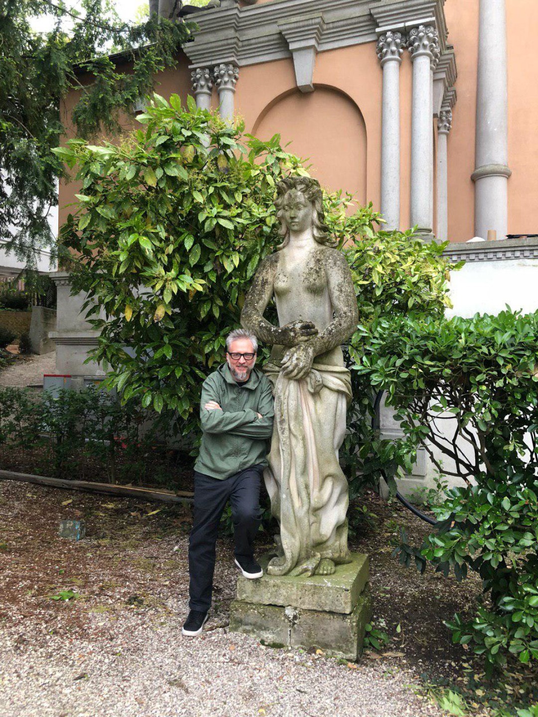 Александр Шишкин-Хокусай перед российским павильоном в садах Джардини в Венеции