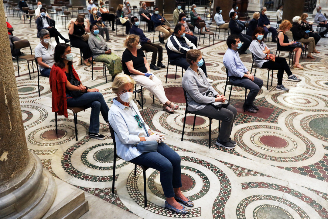 Верующие ждут мессы в церкви Санта-Мария-ин-Трастевере, Рим