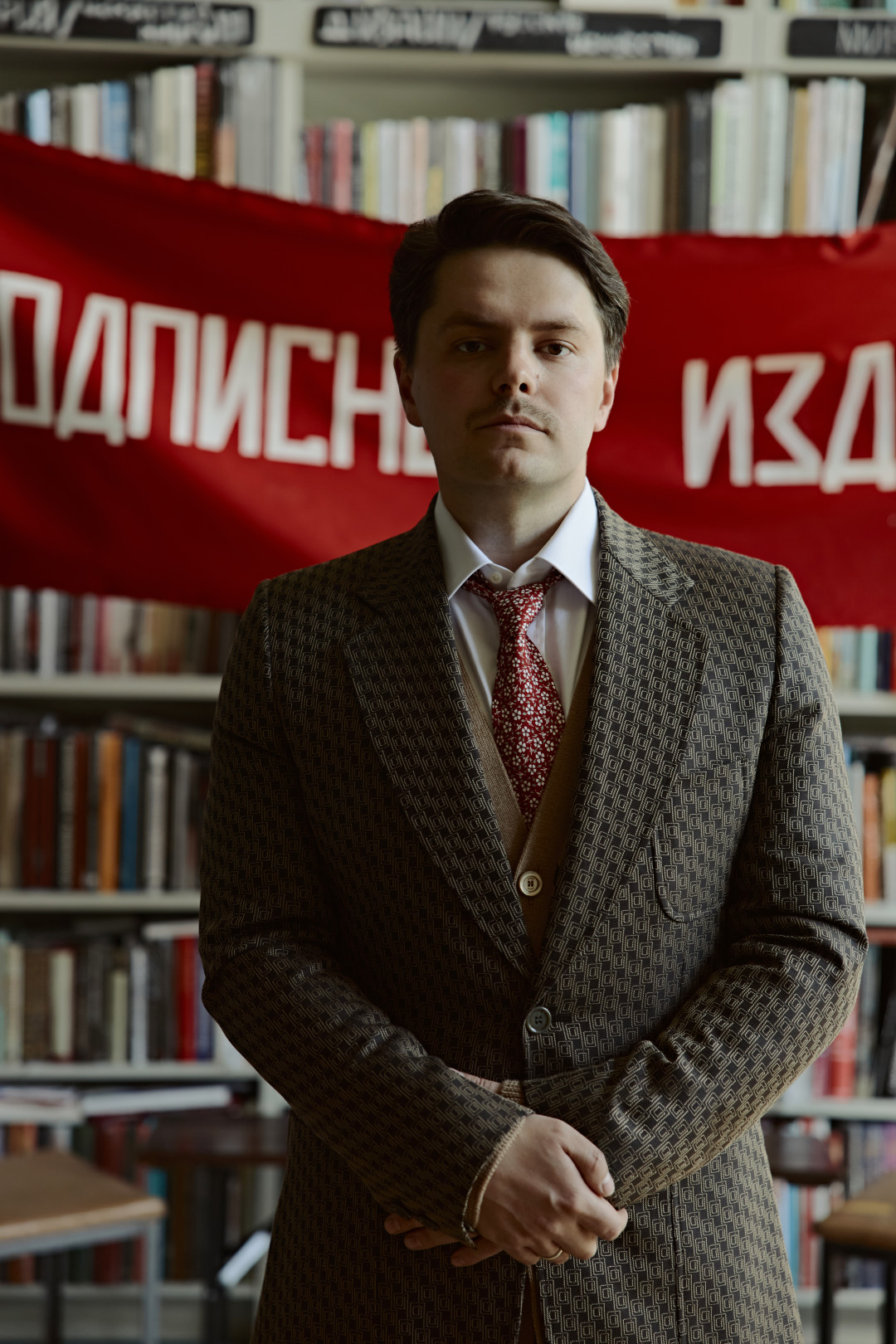 На Михаиле: пиджак и кардиган Gucci, рубашка Tom Ford, галстук Luigi Borrelli (все — ДЛТ)