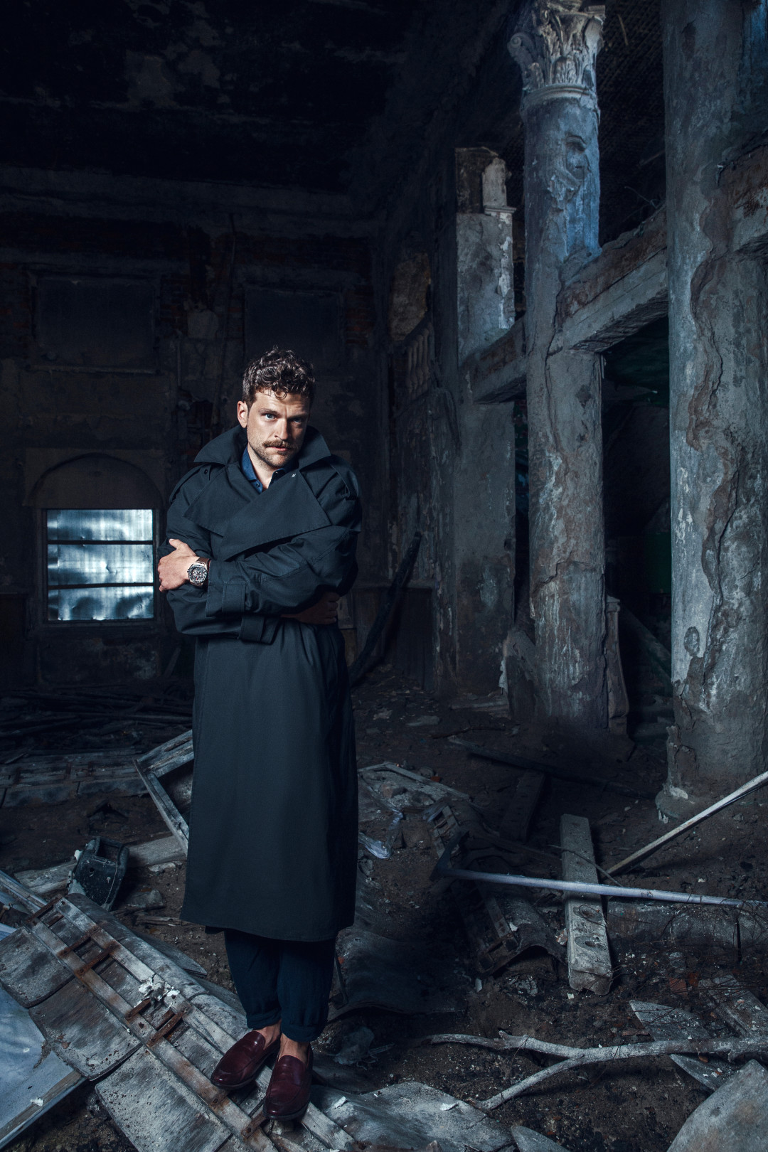 На Кирилле тренч Bottega Veneta, сорочка Brunello Cucinelli, брюки Giorgio Armani, лоферы Silvano Sassetti (все — ДЛТ), часы Hublot (ДЛТ/Mercury)