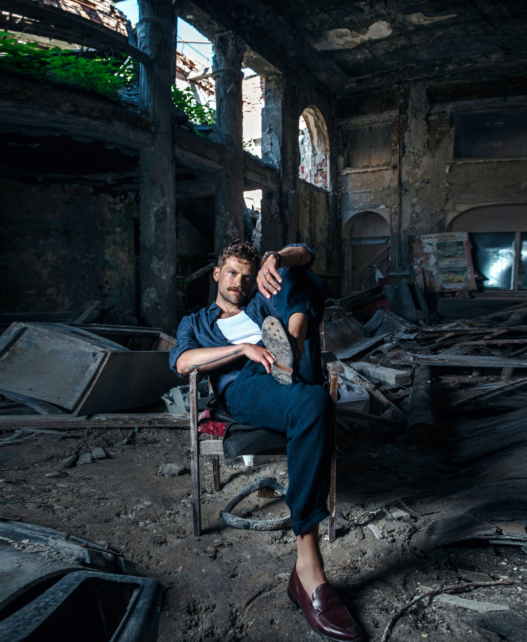 На Кирилле сорочка Brunello Cucinelli, майка Boss, брюки Giorgio Armani, лоферы Silvano Sassetti (все — ДЛТ), часы Hublot (ДЛТ/Mercury)