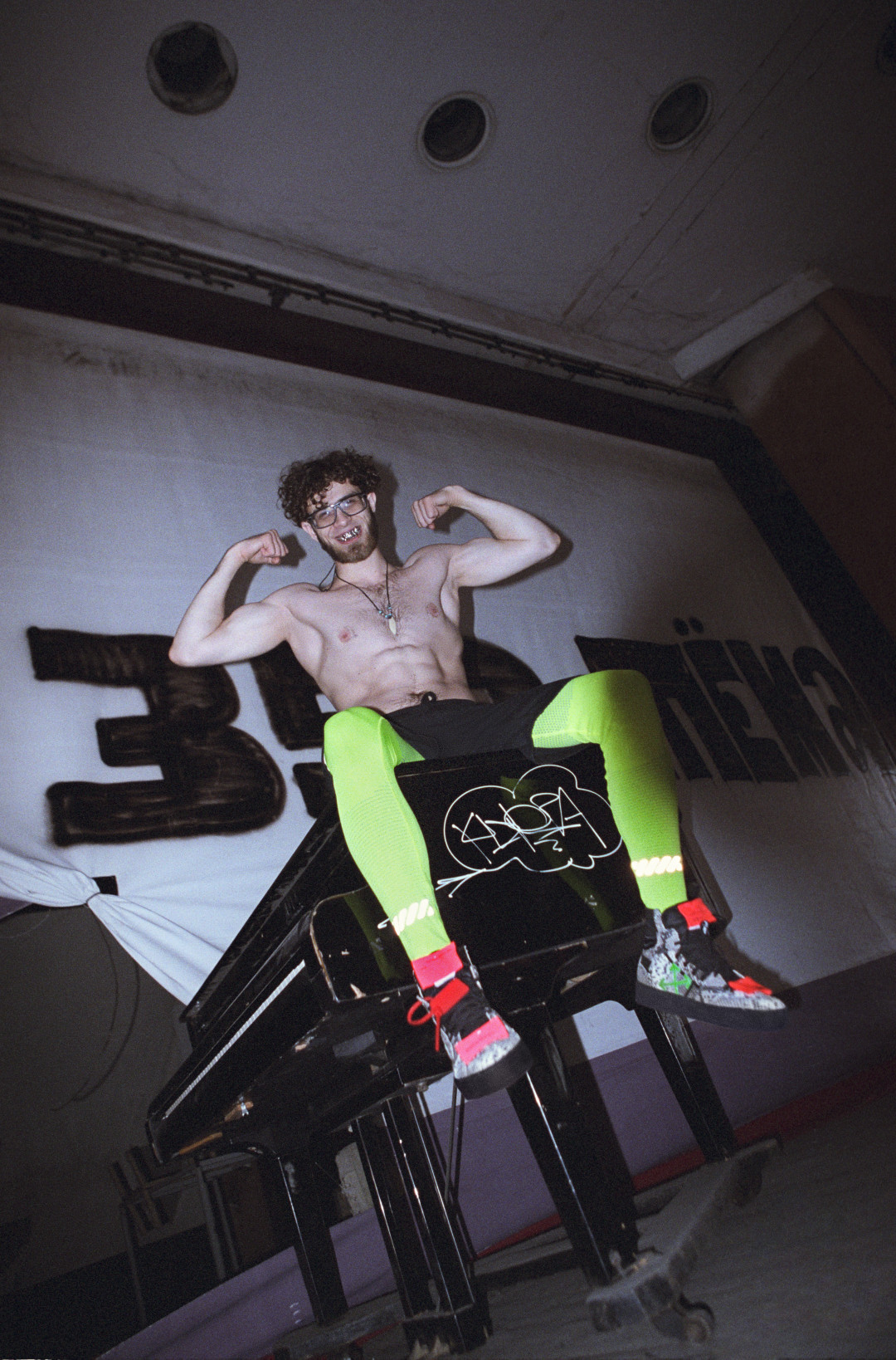 На Иване Шорты Stone Island, легинсы и кроссовки Off-White (все — ДЛТ)