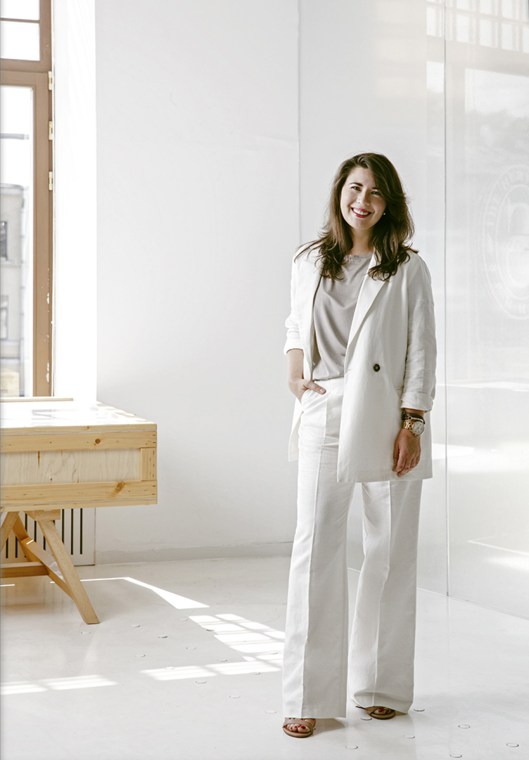 Анастасия в брюках и жакете HELLENIA изо льна и футболке BAMBUSA.