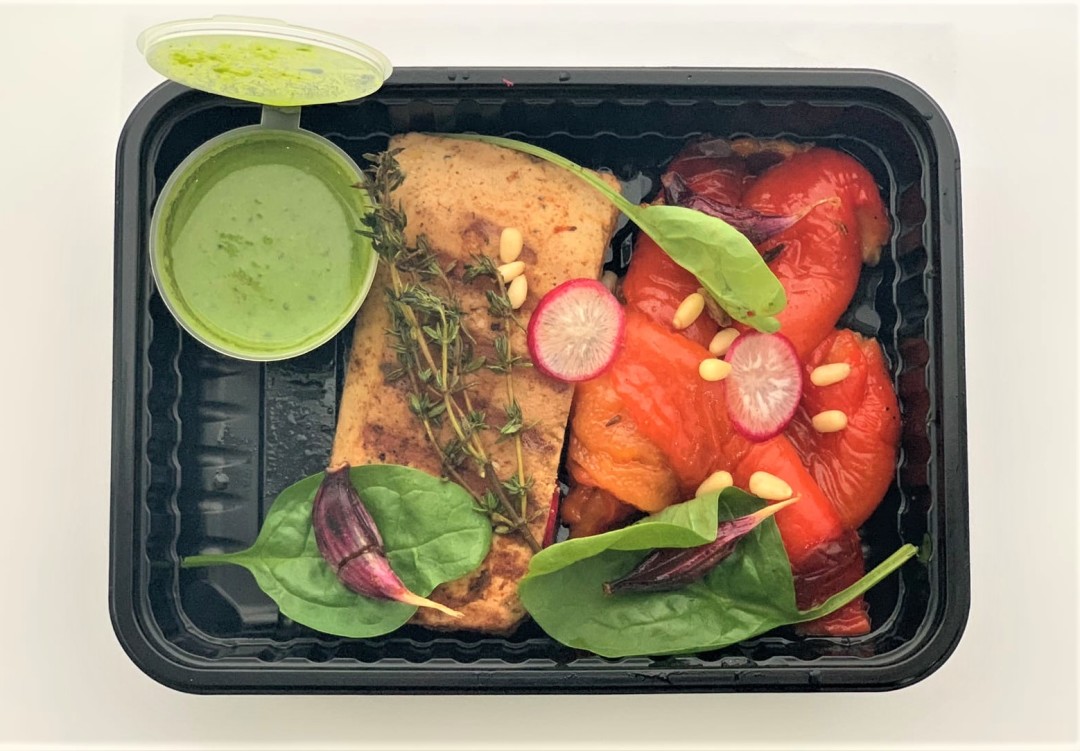 Стейк из тофу с печеным перцем и мятным песто