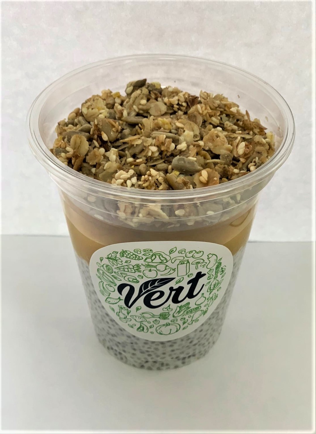 Кокосовый чиа пудинг с манго и гранолой