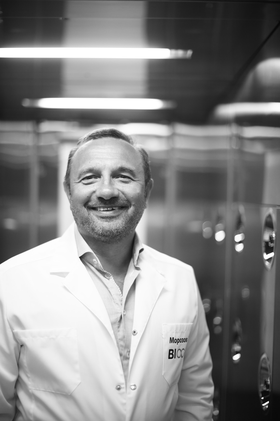 Дмитрий сфотографирован на производстве биотехнологических субстанций компании BIOCAD