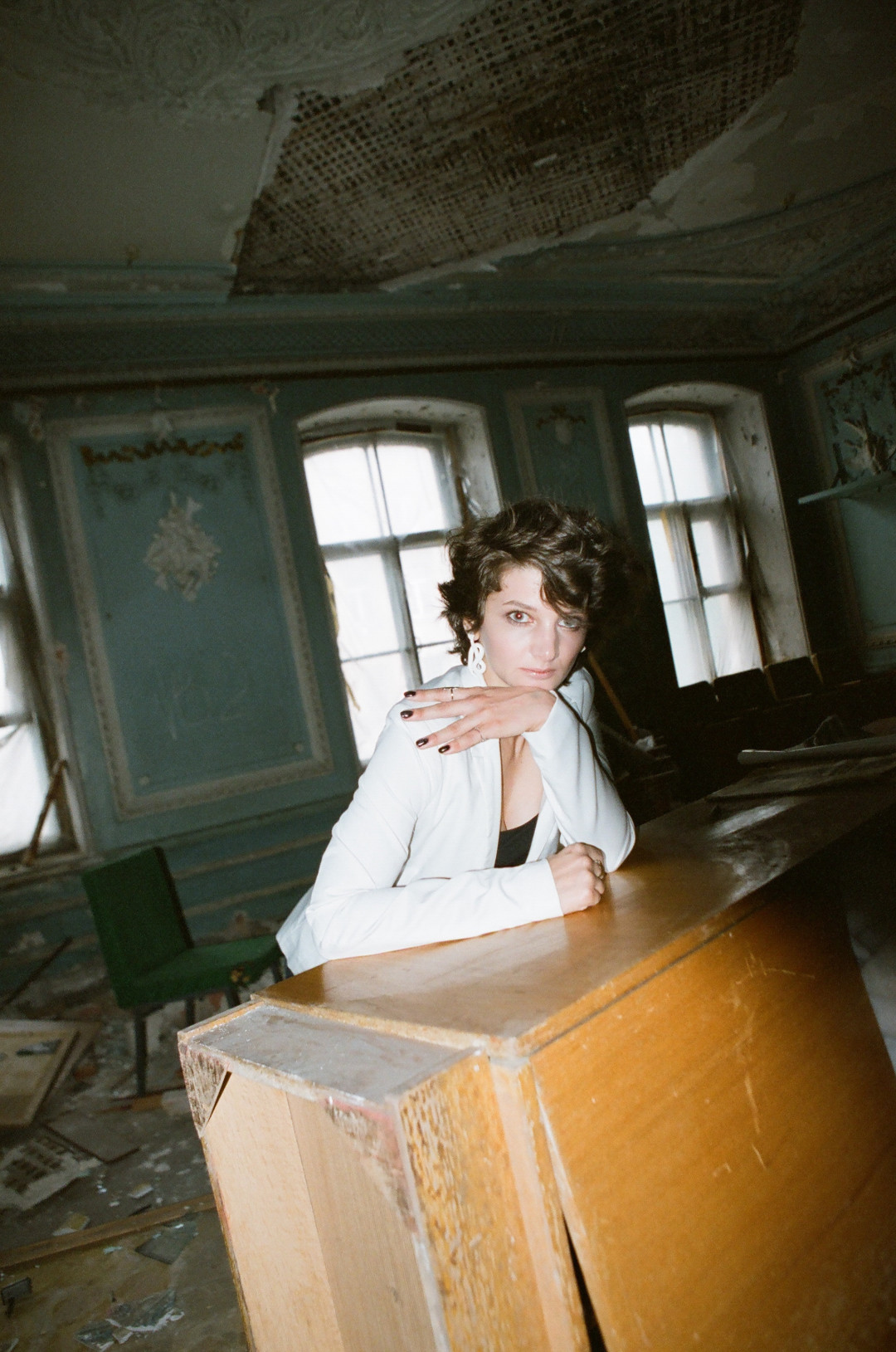 Портрет Аси сделан в здании бывшего ДК «Большевичка», построенном архитектором Бульери в середине XIX века.