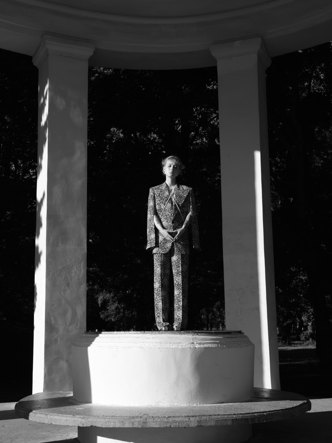 Кейп и брюки NO.21, топ Unravel, босоножки Gucci (все — ДЛТ), колье из жемчуга, серьги, цепь с кулоном и кольца (белое золото, бриллианты, жемчуг