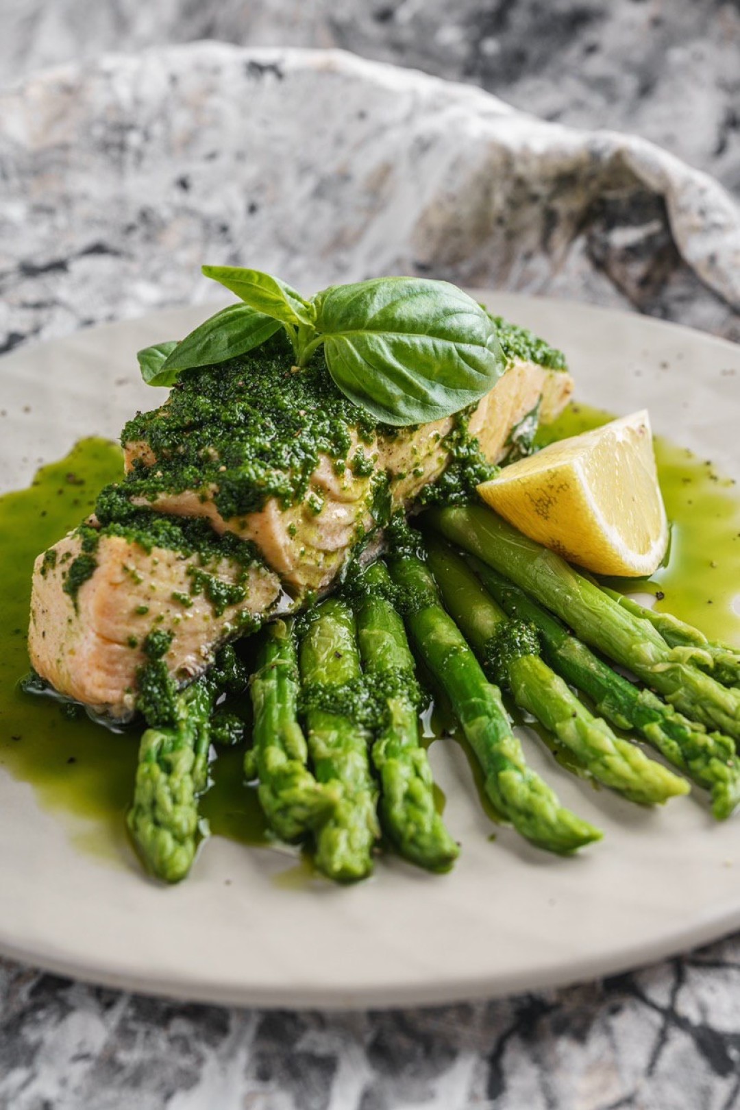 Нежная сочная семга на пару под соусом чимичурри со спаржей