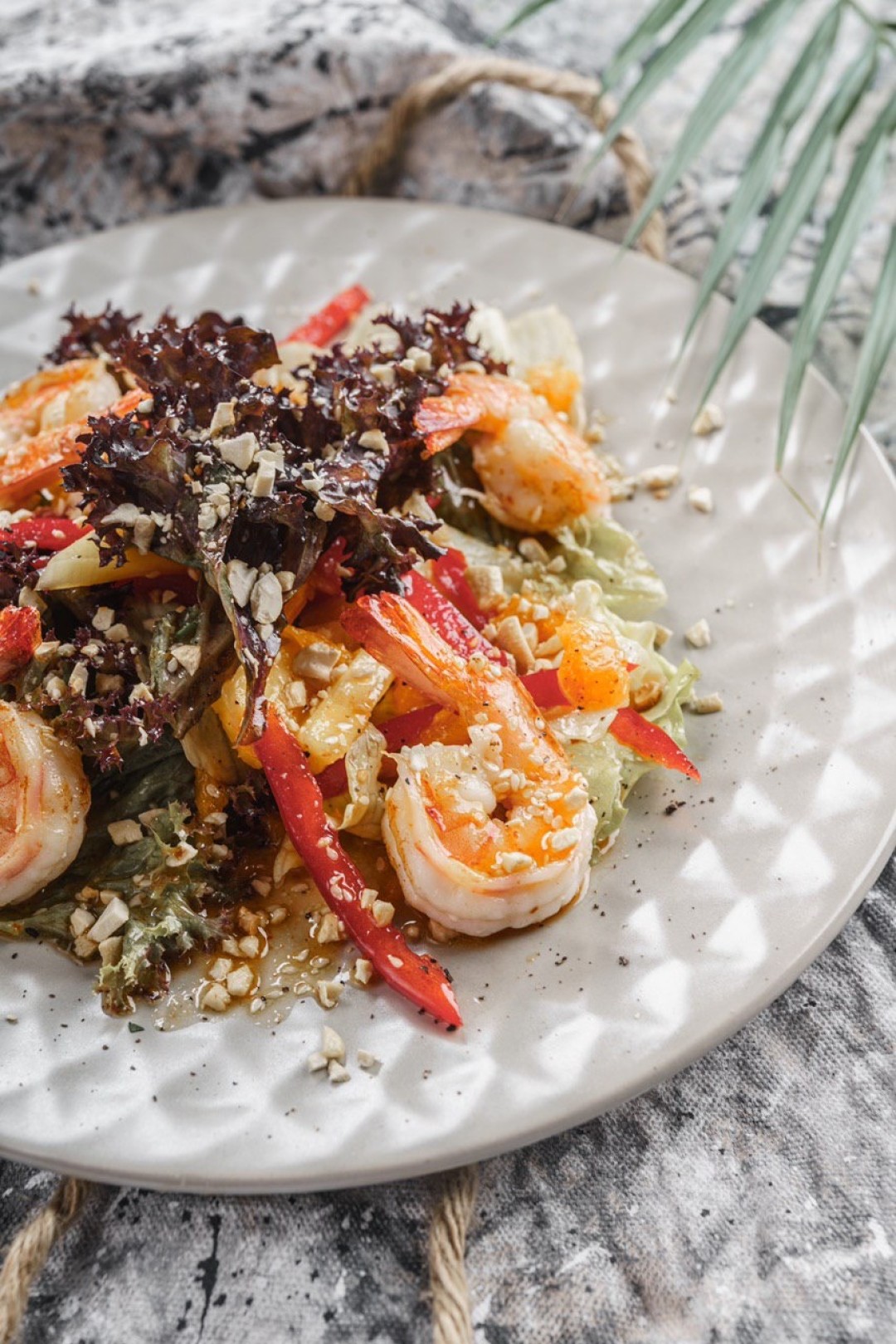 Салат с креветками, ананасом и сладким перцем, кешью и апельсиновой сальсой