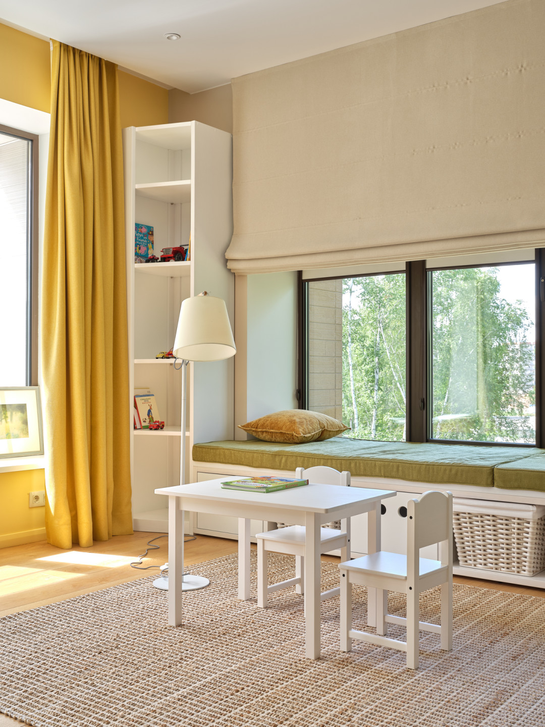 Комфортный сон! Полное затемнение окон на ночь создано с помощью портьер и римских штор из тканей димаут (MonMart)