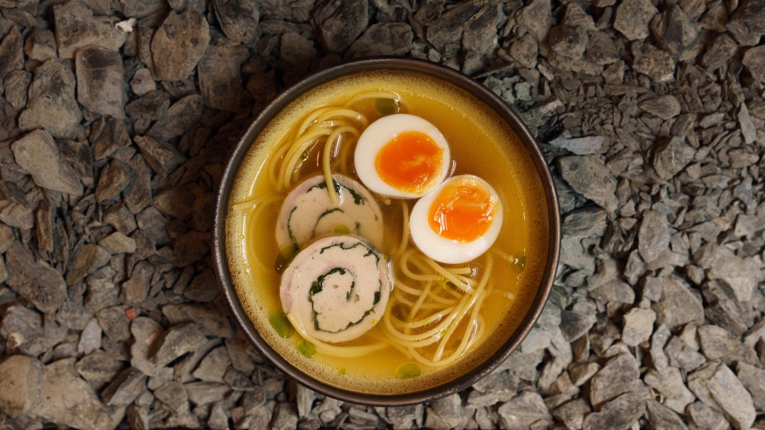 Куриная лапша с яйцом и рулетом, 310 рублей