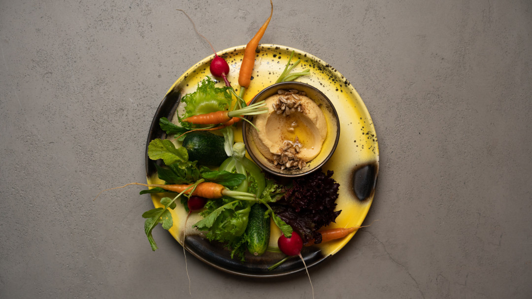 Молодые фермерские овощи и хумус по мотивам бородинского хлеба, 310 рублей