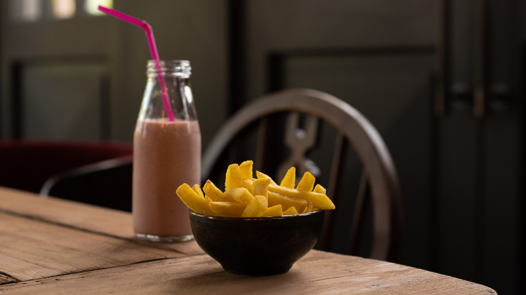 Томатный молочный коктейль и картофель фри с трюфельной солью, 350 рублей