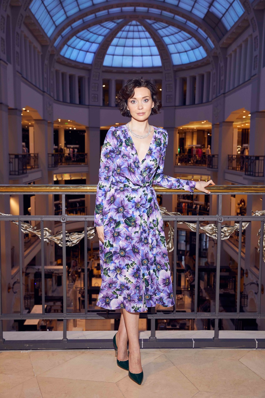 На Жене: колье Mercury, платье Dolce & Gabbana, туфли Gianvito Rossi (все — ДЛТ)