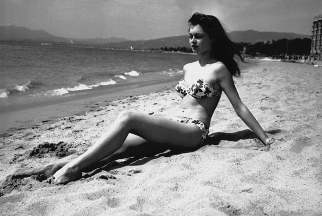 Брижит Бардо на пляже Канн в бикини в 1952 году Фото: Sipa / East News
