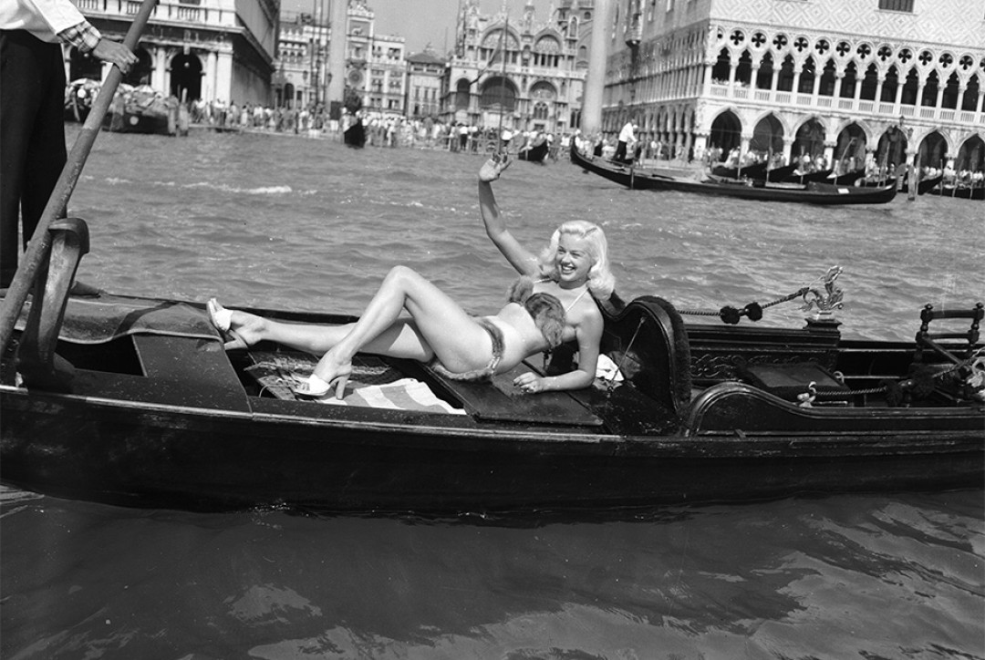 Диана Дорс в 1955 году плавала в гондоле по главным каналам Венеции в бикини
