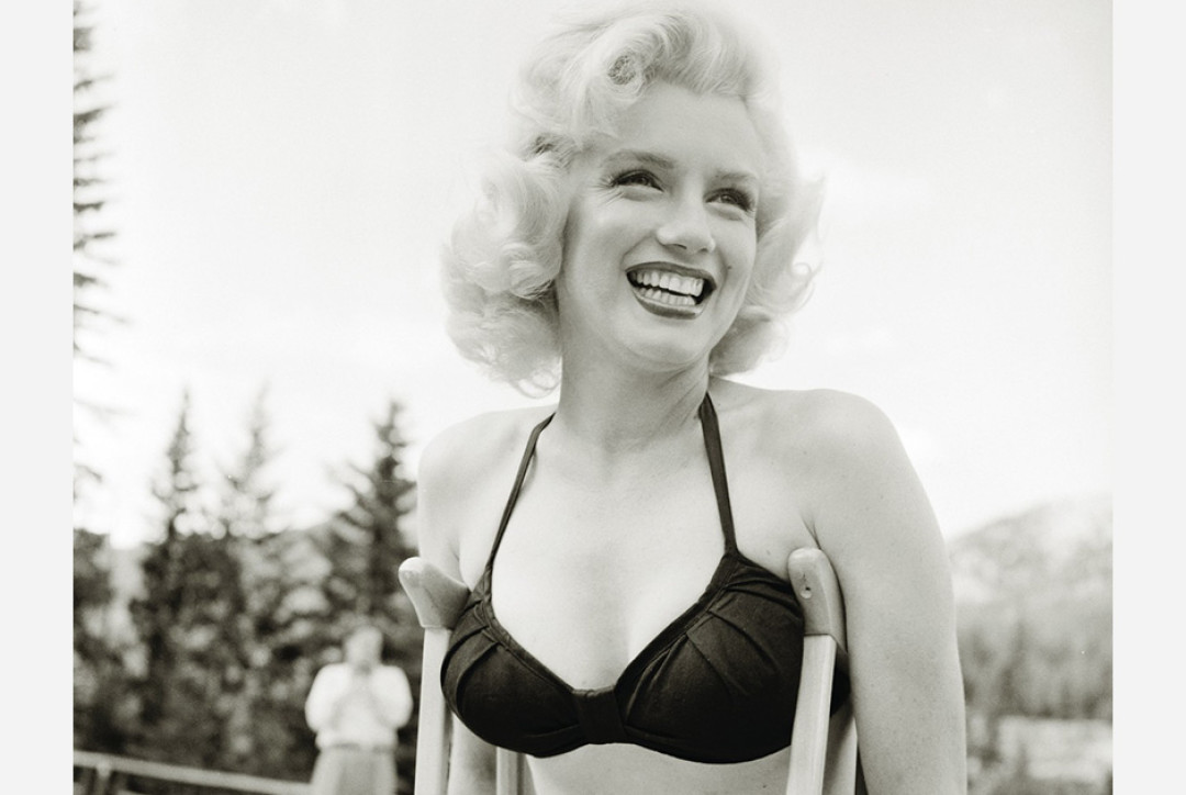 Мэрилин Монро появилась в бикини и на костылях, когда потянула лодыжку на съемках фильма «Река, не текущая вспять» в 1953 году