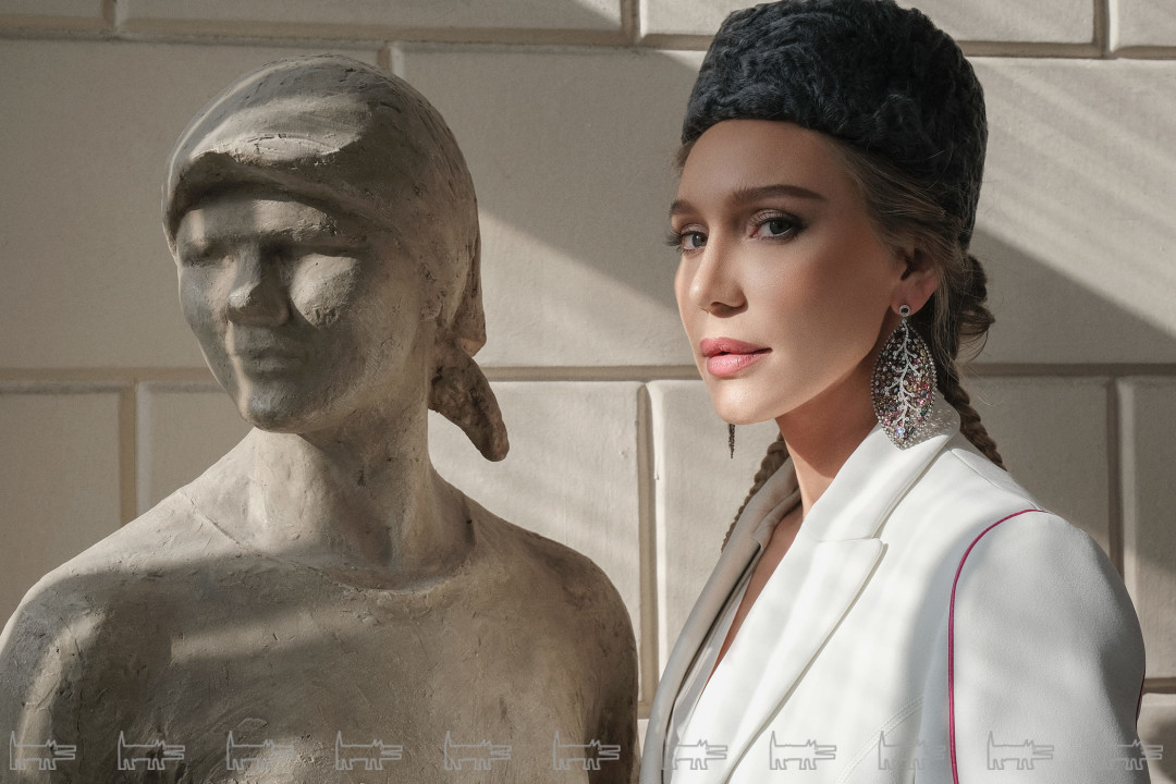 Жакет Off-White, джемпер Toteme (все — ДЛТ), головной убор «Пирожок» Cocoshnick, серьги Palmiero (Gold Union Jewelry House)