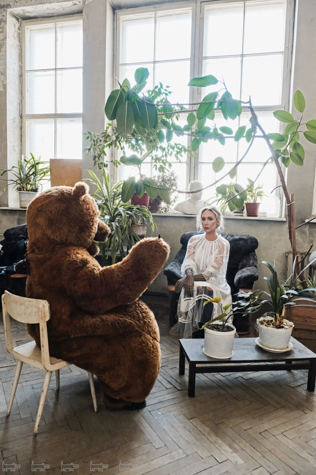 Медведь — тотемное животное художника и фотографа Григория Майофиса, Блуза и юбка Chloe, перчатки Gucci, сапоги Isabel Marant (все — ДЛТ)