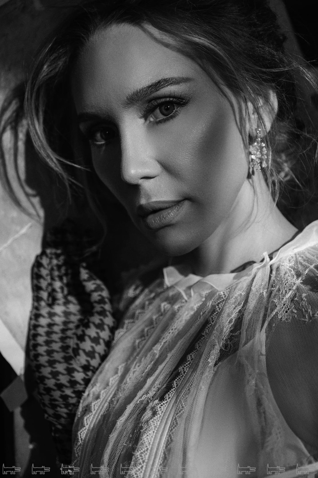 Блуза Chloe, перчатки Gucci (все – ДЛТ), серьги Mercury