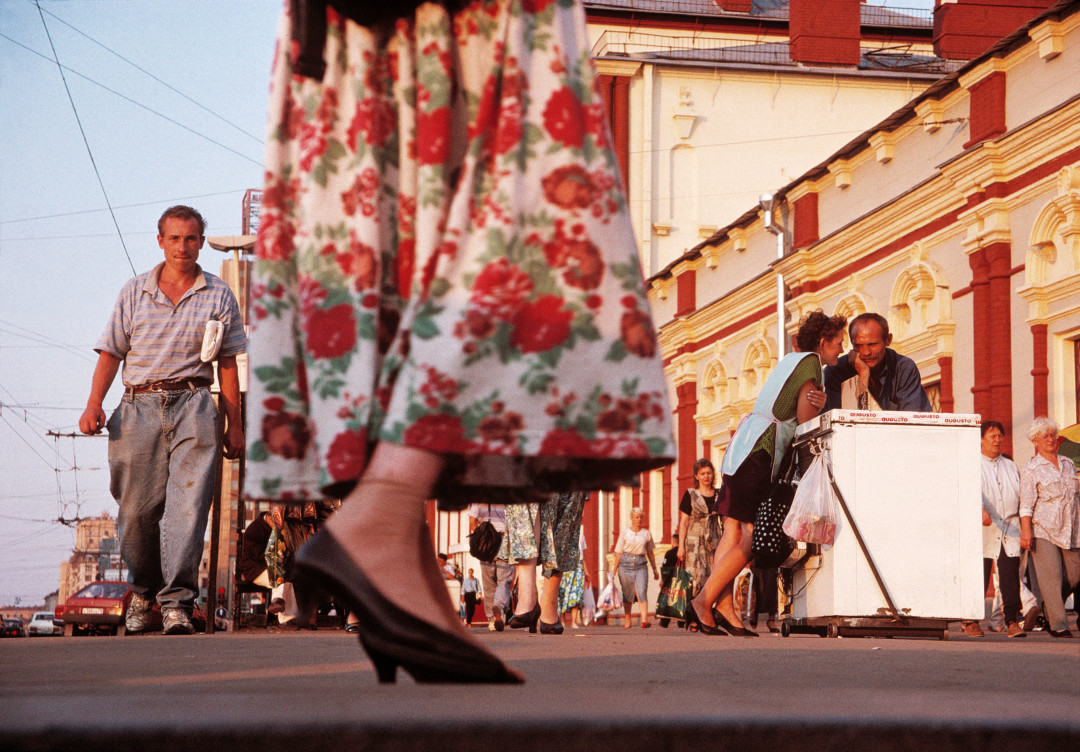 Перед Казанским вокзалом. Москва, Россия, 1996 © Георгий Пинхасов/ Magnum Photos