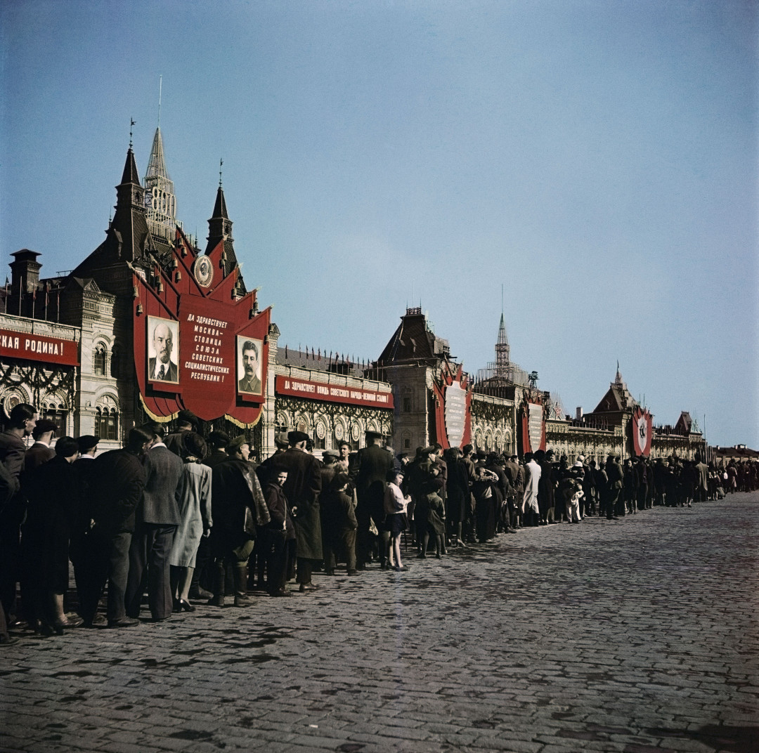 Туристы на Красной площади. Москва, СССР, 1947 © Роберт Капа © International Center of Photography/ Magnum Photos