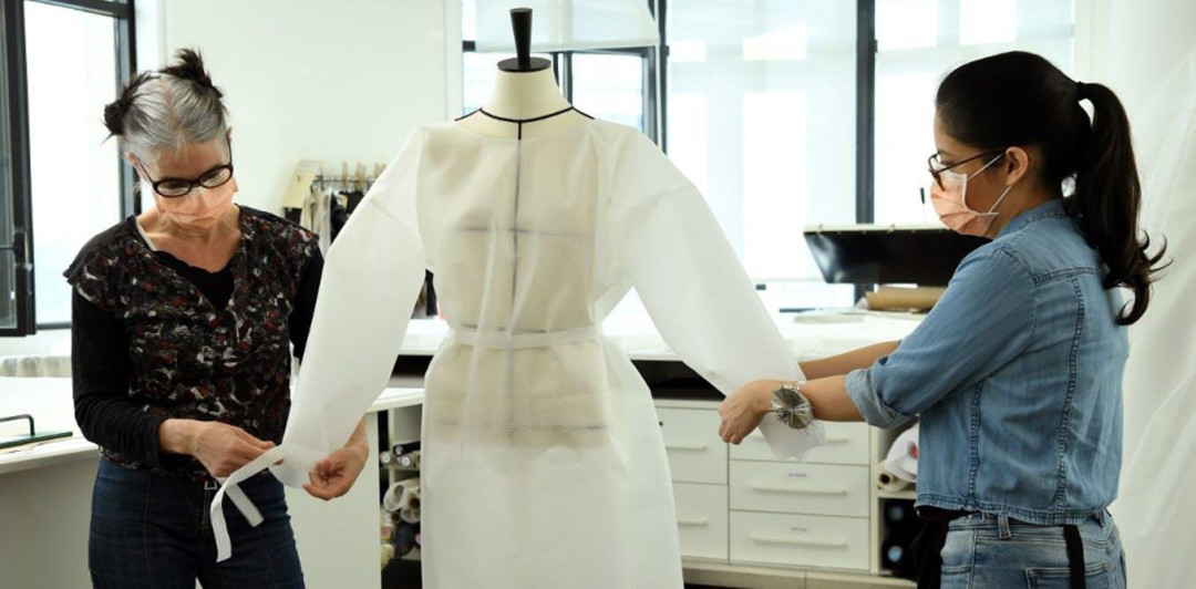 Швеи Louis Vuitton производят одежду для медсестер