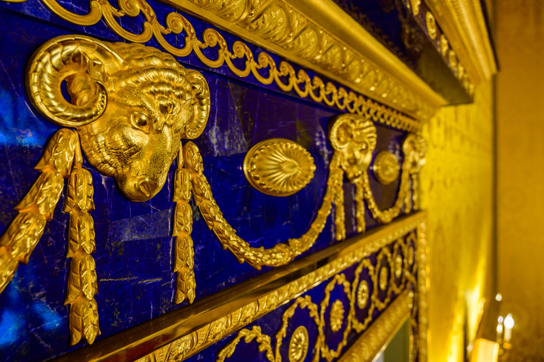 Детали из лазурита с позолоченной бронзой в Лионском зале. О том, как сегодня работают с лазуритом в рассказе реставратора Александра Соловьева