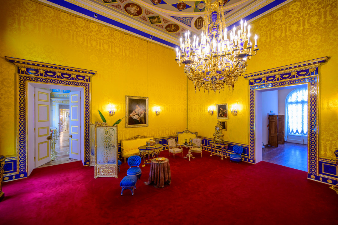 Лионский зал. История интерьера началась в 1781 году, когда архитектор Чарльз Камерон работал над созданием личных покоев Екатерины II в южной части
