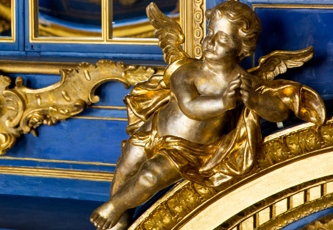 О том, как восстанавливали форму и позолоту рассказывают лепщик-реставратор Людмила Белая и позолотчик Елена Долинская