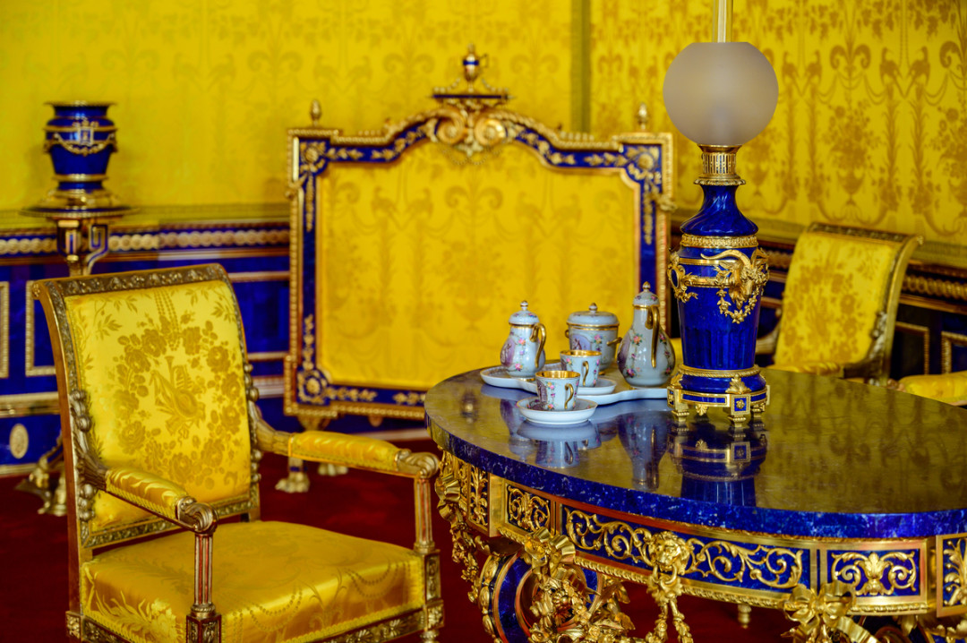 От убранства зала сохранилось 25 предметов уникального мебельного ансамбля, выполненных с использованием лазурита, образцы шелка, дворцовые описи
