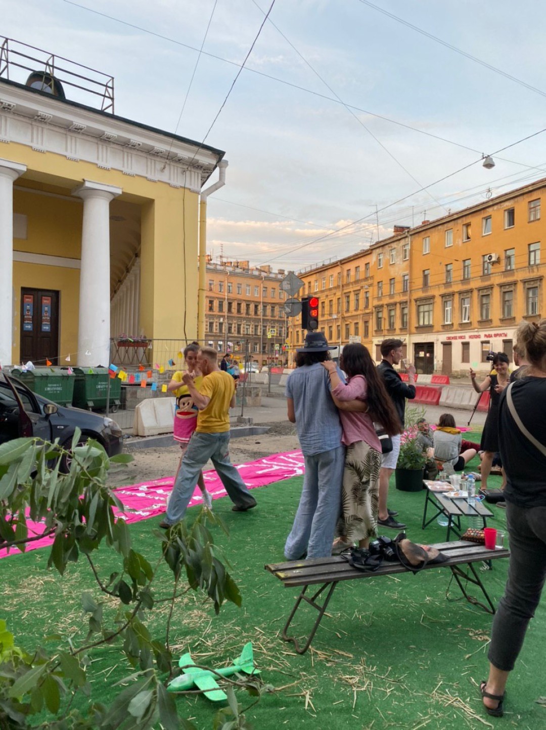 На парковке возле Ямского рынка появился стихийный pop up сквер. Зону отдыха  разбили активисты вместе с местными жителями | Sobaka.ru