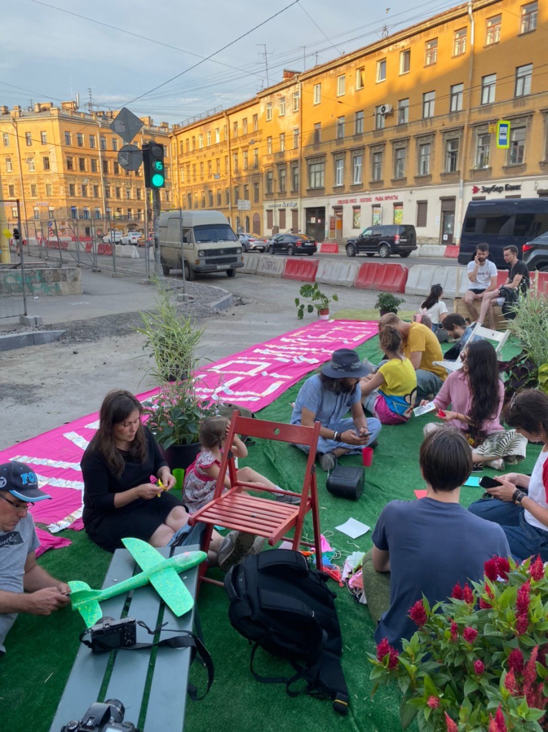 На парковке возле Ямского рынка появился стихийный pop up сквер. Зону отдыха  разбили активисты вместе с местными жителями | Sobaka.ru