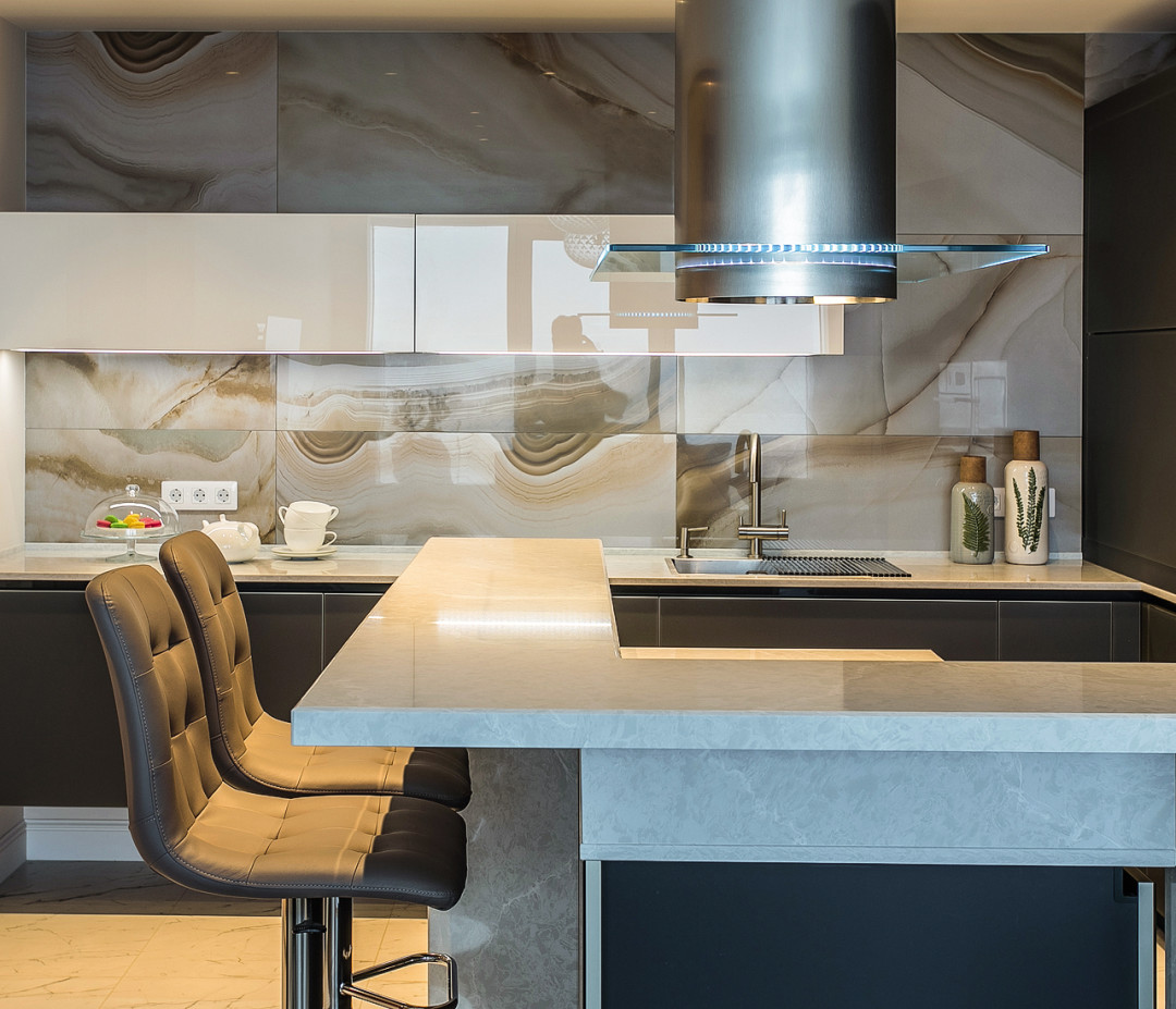 Для кухни специалисты предложили гарнитур итальянской фабрики. Главный плюс в том, что производитель дает возможность выбирать цвет стеклянных фасадов