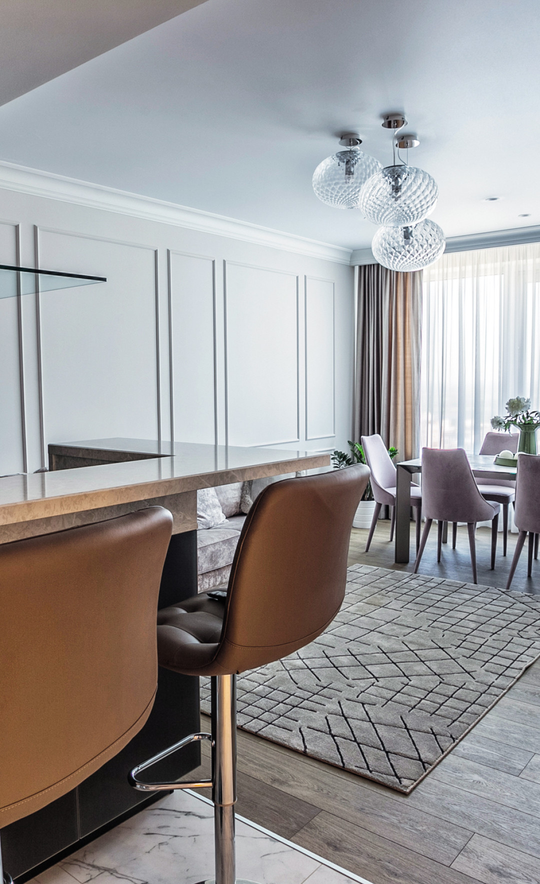 В оформлении потолка и стен в гостиной за основу взяли классические элементы