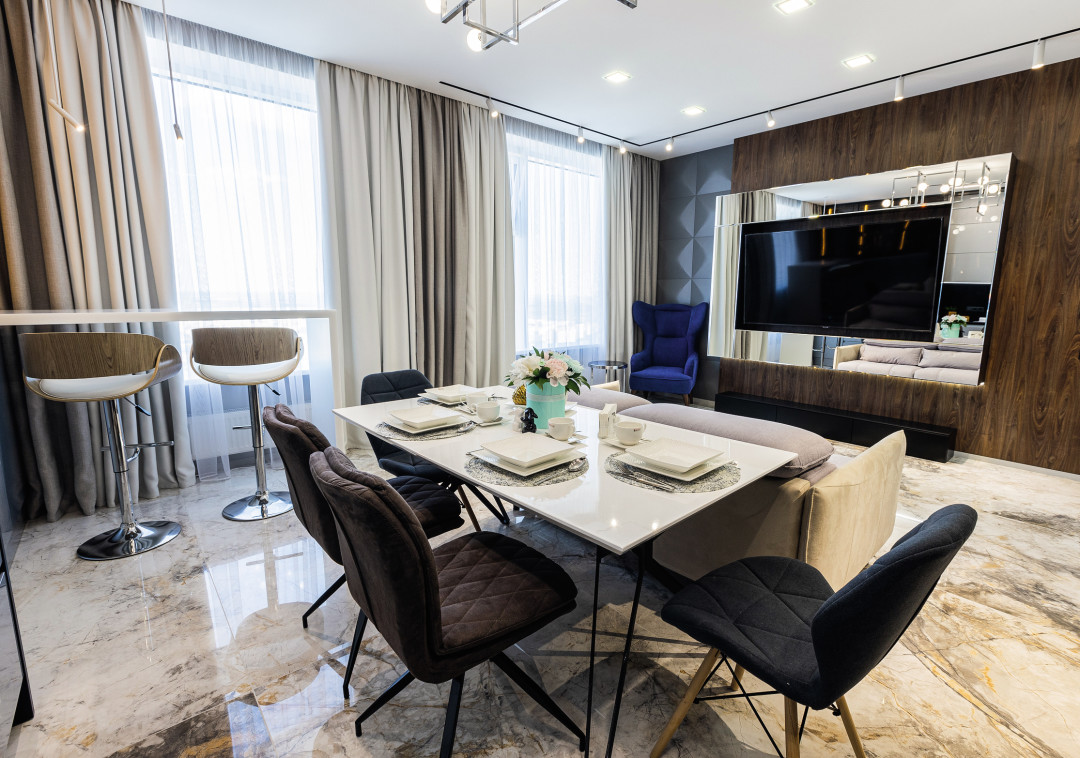 Шторы блэк-аут на 100% блокируют свет, проникающий в окно. А легкий прозрачный тюль из натуральных тканей прекрасно пропускает свет