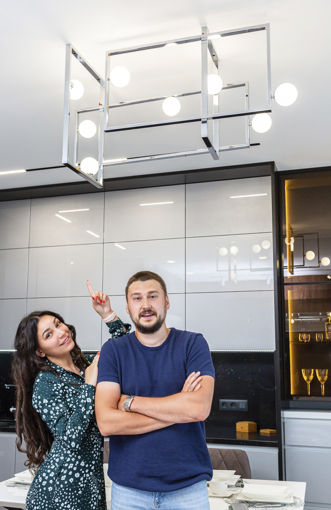 Специально для этого проекта изготовили эксклюзивную люстру с применением хромирования по технологии гальваника