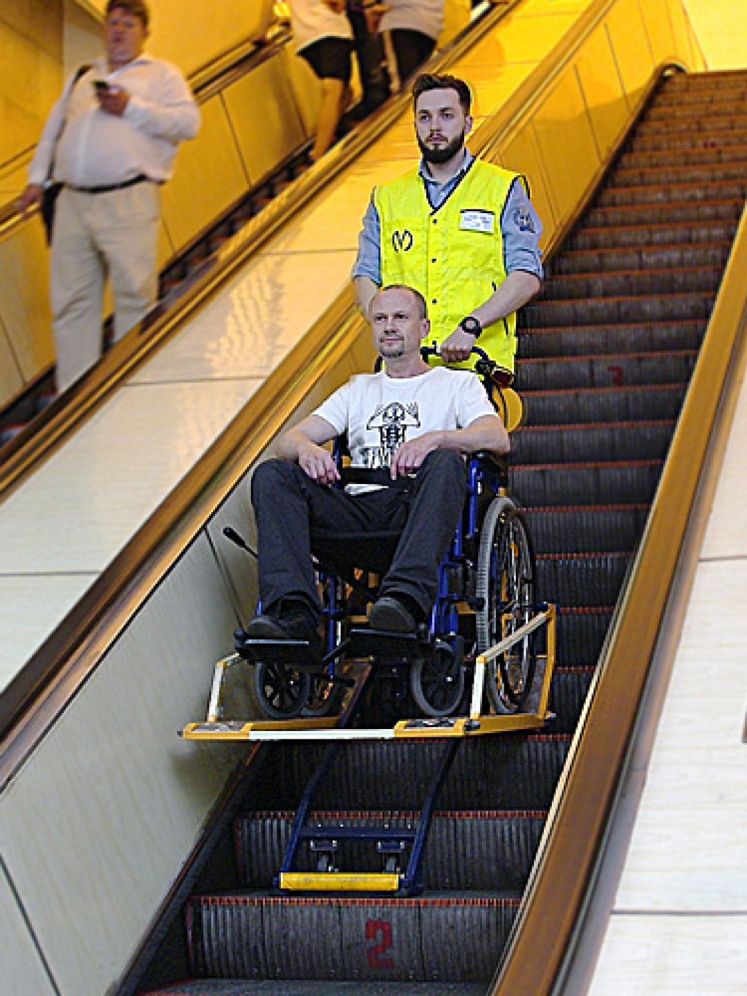 Перевозка пассажиров инвалидов. Эскалатор для инвалидов. Эскалатор в метро для инвалидов-колясочников. Эскалатор для инвалидов колясочников. Эскалатор для инвалидов коляске.