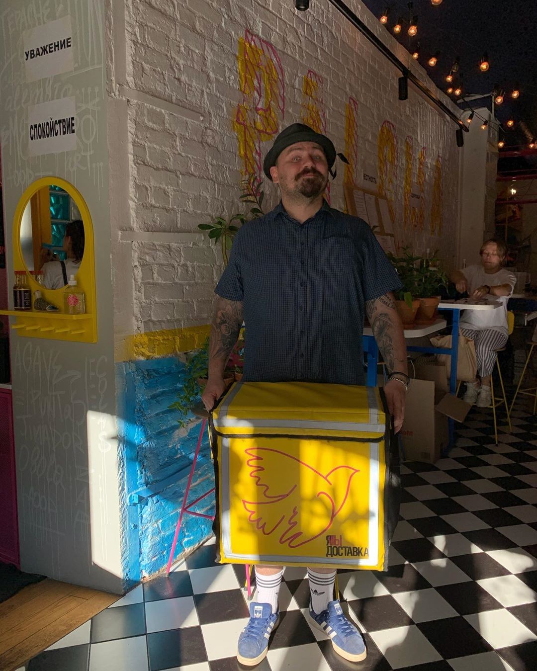 Николай Киселев доставляет с улыбкой