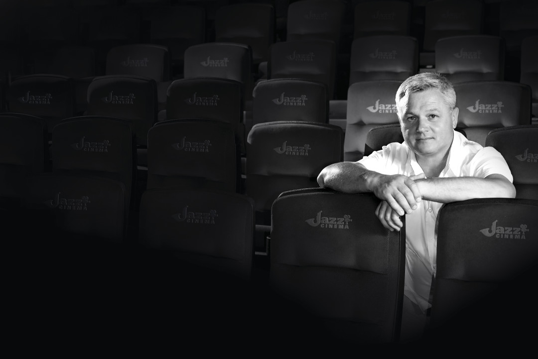 Эту фотосессию для журнала (тогда другого издательства) я прекрасно помню. Специально снимали в кинозале (в "привычной обстановке" героя), потому что