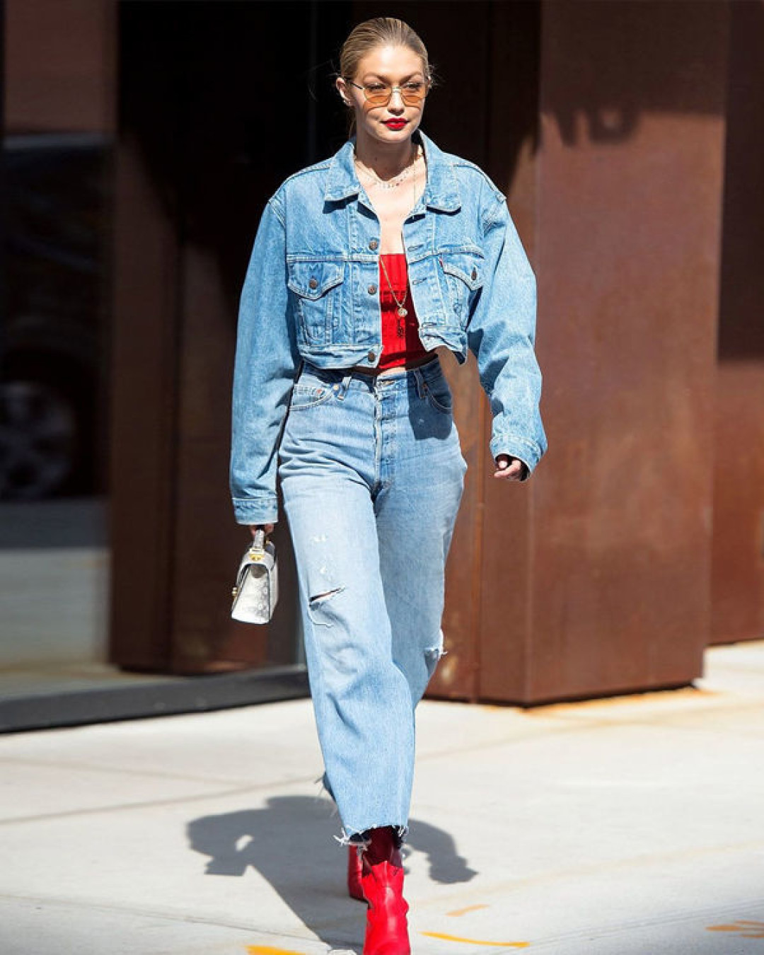 Джиджи Хадид в куртке и джинсах Levi"s