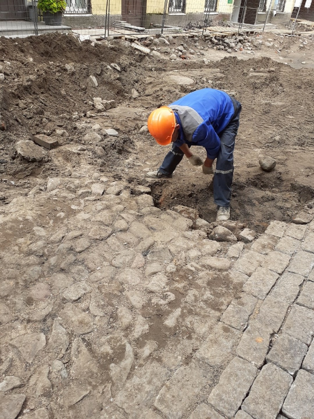 Рабочие разобрали историческое мощение во дворе дома Семенова на проспекте  Римского-Корсакова | Sobaka.ru